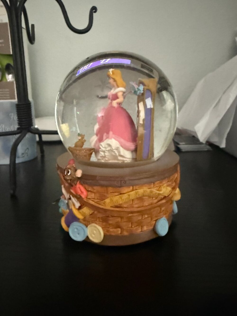 Enesco Disney Cinderella Musical Snow Globe Sing Of Sixpence Sewing Basket Mouse - Picture 3 of 5